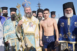 Ο τυχερός ήταν ο 16χρονος Γιάννης Σφακιανάκης, γιος του προέδρου της Ένωσης Προσωπικού Λιμενικού Ανατολικής Κρήτης Γιώργου Σφακιανάκη