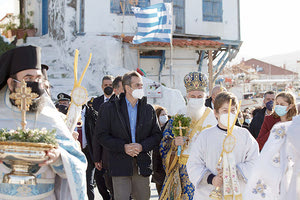 ΣΕ ΆΙ ΣΤΡΑΤΗ ΚΑΙ ΛΗΜΝΟ Ο ΠΡΩΘΥΠΟΥΡΓΟΣ Μήνυμα για φώτιση στους ανεμβολίαστους