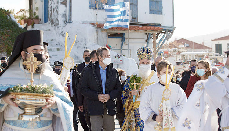 ΣΕ ΆΙ ΣΤΡΑΤΗ ΚΑΙ ΛΗΜΝΟ Ο ΠΡΩΘΥΠΟΥΡΓΟΣ Μήνυμα για φώτιση στους ανεμβολίαστους