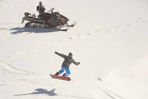 Οι Αμερικανοί αποθεώνουν το χιόνι του Ψηλορείτη και ο Ηρακλειώτης δικηγόρος Κ. Παπαμαστοράκης το απολαμβάνει