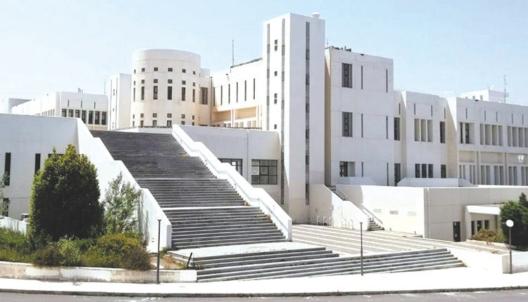 Στα «κάγκελα» οι πανεπιστημιακοί