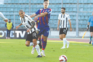 Επιστρέφουν στην 11άδα Μεγιάδο και Τοράλ που διακρίνονται σε στιγμιότυπο απο το ματς με τον Βόλο