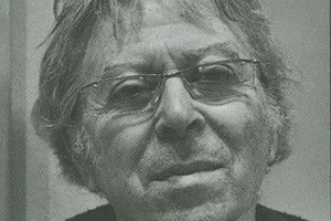 …Μοιρασμένος στη θεατρική σκηνοθεσία και τη λογοτεχνία Υπάρχουν στιγμές που νιώθω ότι το Ηράκλειο, η Ελλάδα, δε σας… χωράνε καλλιτεχνικά. Αισθάνεστε ότι έχετε προσφέρει όσα θέλατε; Έχετε νιώσει περιορισμένος; «Ευχαριστώ και πάλι για τον τρόπο που επικροτείτε το έργο μου. Αυτό που ζητώ, ιδίως τα τελευταία 10-15 χρόνια είναι να ''χωρέσω'' το Ηράκλειο, την Κρήτη, την Ελλάδα στον κόσμο. Το καλλιτεχνικό -πολιτιστικό έργο που παράγεται στην Κρήτη είναι, επί του παρόντος ελάχιστα γνωστό στην Ευρώπη (με εξαίρεση την λογοτεχνία, Καζαντζάκης και οι Επίγονοι, που είναι αρκετοί)αντίθετα με τον τουριστικό πανθεϊσμό και ασφαλώς τα μοναδικά προϊόντα της Μεγαλονήσου. Ζητώ έτσι να πείσω τους άρχοντες μας(οι περισσότεροι είναι φίλοι μου)ότι χρειάζεται εξωστρέφεια, επαφή με το διεθνές κοινό, ευρωπαϊκή παρουσία και μάλιστα επίμονη, κόντρα στις αντιξοότητες, που δεν είναι μόνον οικονομικές. Σκεφθείτε ότι τα τελευταία 10-15 χρόνια είμαι ο μόνος Έλληνας(με ελάχιστες εξαιρέσεις, κυρίως από μεγάλους πολιτιστικούς οργανισμούς)που συμμετέχω, με νέο κάθε χρόνο έργο, στο Φεστιβάλ της Αβινιόν, το μεγαλύτερο forum για το Θέατρο και τον πολιτισμό στον κόσμο. Τον περασμένο Ιούλιο, για πρώτη φορά συνεργάστηκα με την πολιτιστική αντιδημαρχία Ηρακλείου και δη με την κ. Αριστέα Πλεύρη και το οργανωμένο γραφείο της, και αυτό για την δημιουργία του ΠΡΟΜΗΘΕΑ ΔΕΣΜΩΤΗ, σε δίγλωσση μετάφραση με υπέρτιτλους στα Γαλλικά. Οι κριτικές στον Ευρωπαϊκό τύπο ήταν μοναδικές, τόσο που ένα ζεύγος Γάλλων, που είχε ακούσει για την παράσταση, ήρθε να την δει στην Κρήτη, στο Βουλισμένο Αλώνι--- Θεωρώ ότι έχω δώσει το στίγμα μου, συνεχώς αναθεωρώ τη στάση μου, υστέρησα, έκανα λάθη μοιρασμένος στην θεατρική σκηνοθεσία και τη λογοτεχνία, δούλευα διπλά γι' αυτό, δούλευα με αυταπάρνηση.Τώρα που φθάνω στο τέλος, επιταχύνω, ως θα το όφειλε ένας δρομέας μεγάλων αποστάσεων για να κερδίσω τον αγώνα, και αυτό όχι για μένα, για την Κρήτη και την Ελλάδα! Όμως, όπως επισημαίνω και στο «ΤΑΝΑΪΣ-το πλοίο του πικρού χωρισμού» οι ήρωες μου νιώθουν να ασφυκτιούν -ελεύθεροι στον αενάως ανοιχτό χώρο, το απεριόριστο κάποτε σε περιορίζει, σαν να σου ζητά να το αμφισβητήσεις.»