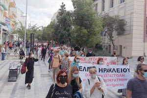 ΚΑΛΟΥΝ ΣΕ ΚΙΝΗΤΟΠΟΙΗΣΕΙΣ Στα… κάγκελα οι γονείς για τις συνθήκες ανοίγματος