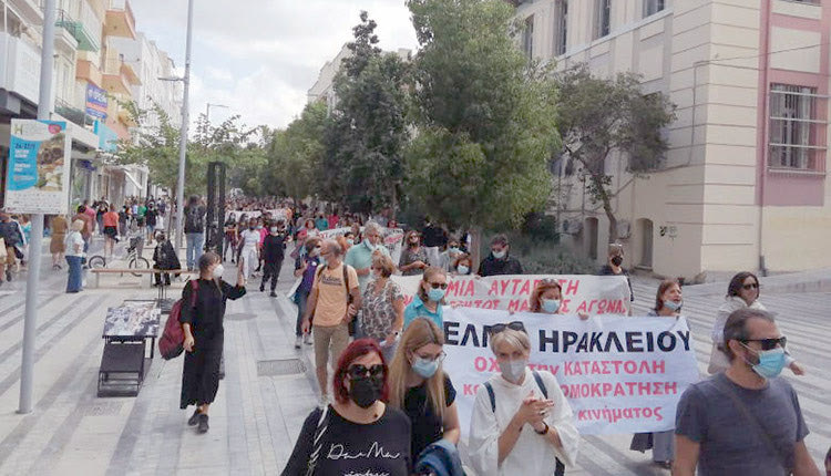 ΚΑΛΟΥΝ ΣΕ ΚΙΝΗΤΟΠΟΙΗΣΕΙΣ Στα… κάγκελα οι γονείς για τις συνθήκες ανοίγματος