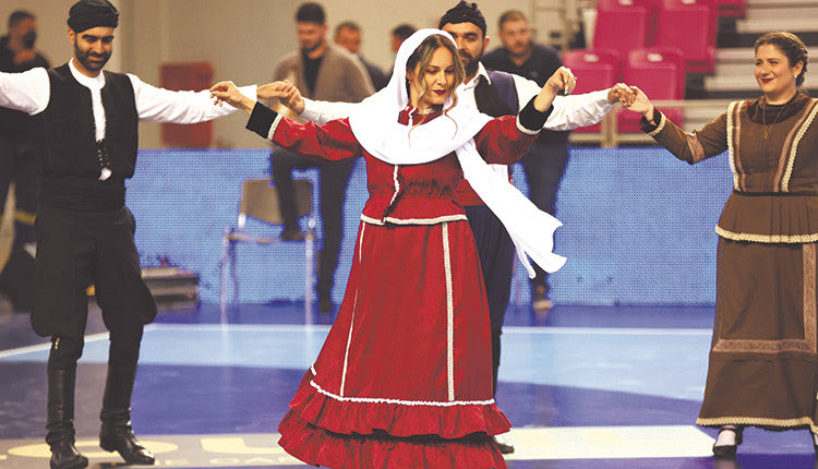 Τον παραδοσιακό τόνο στη χθεσινή αναμέτρηση με το Κόσοβο έδωσε στο ημίχρονο το εργαστήρι πολιτιστικής εκπαίδευσης «Ερωτοκρήτες