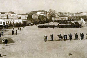 ΦΩΤΟΗΜΕΡΑΣ:Η πλατεία των 3 Καμαρών του Ηρακλείου (σημερινή πλατεία Ελευθερίας) στα τέλη του 19ου αιώνα. Διακρίνεται αριστερά το σημερινό κτήριο της Περιφέρειας- πρώην Νομαρχίας.