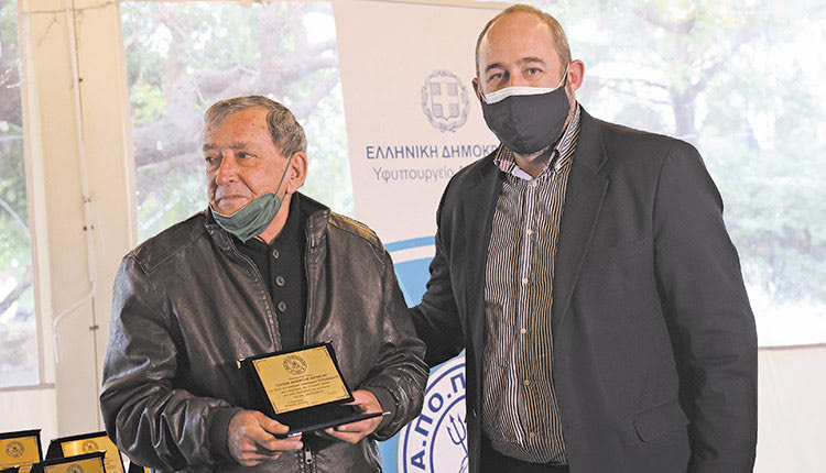 . Τον παλαίμαχο παίκτη του Ποσειδώνα Γιάννη Κομψέλη βράβευσε ο κ. Γιαλυτάκης