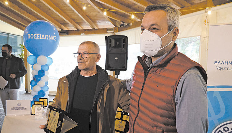 Ο κ. Μαμουλάκης βράβευσε τον επίτιμο πρόεδρο του Ποσειδώνα κ. Μαρμαρά, για λογαριασμό του οποίου παρέλαβε την πλακέτα ο κ. Λυριτζής