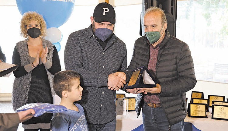 Ο γιος του Μανώλη Παγωμένου παρέλαβε την τιμητική πλακέτα από τον κ. Τζώρτζογλου