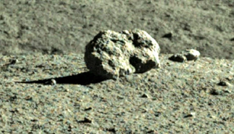 Θυμάστε τον χαμό στο διαδίκτυο από τον περασμένο Νοέμβριο, όταν το κινεζικό ρομπότ που εξερευνά την αθέατη πλευρά της Σελήνης φωτογράφισε από μακριά κάτι που έμοιαζε με κύβο αφημένο στην γκρίζο έδαφος;