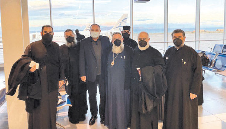 Άλλοι πάλι πρόλαβαν τον νέο Αρχιεπίσκοπο στο αεροδρόμιο, καθώς έπρεπε να πάρει τις πτήσεις για να μεταβεί στο Φανάρι. Εκεί ήταν ο πρόεδρος της ΠΕΔ Γιάννης Κουράκης,