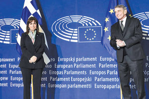 «Με βαθιά θλίψη άκουσα τα νέα για τον θάνατο του προέδρου του Ευρωπαϊκού Κοινοβουλίου, Νταβίντ Σασόλι, ενός αφοσιωμένου Ευρωπαίου, που έχει προσφέρει πολλά τόσο στη χώρα του όσο και στην Ευρωπαϊκή Ένωση. Θα μας λείψει πολύ» ανέφερε και η πρόεδρος της Δημοκρατίας κ. Σακελλαροπούλου