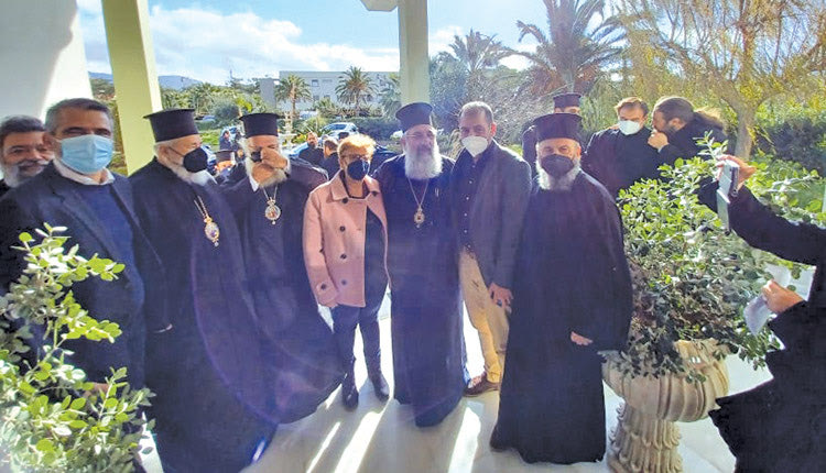 Από την πρώτη στιγμή της εκλογής του νέου Αρχιεπιεσκόπου Κρήτης έπαιξαν οι καμπάνες τόσο στο Ρέθυμνο όσο και στο Ηράκλειο κι όπως ήταν απολύτως λογικό έσπευσαν να του ευχηθούν και οι πολιτικοί. Στο Ρέθυμνο βρέθηκαν και οι αντιπεριφερειάρχες Μαρία Λιονή, Κώστας Φασουλάκης, Μανόλης Χνάρης που βρήκαν εκεί ήδη δεσπότες όπως τον Κύριλλο και τον Δαμασκηνό, αλλά και ιερείς όπως τον στενό φίλο του νέου Αρχιεπισκόπου, τον εφημέριο της Τυλίσου παπα Γιώργη Μαλλιωτάκη.