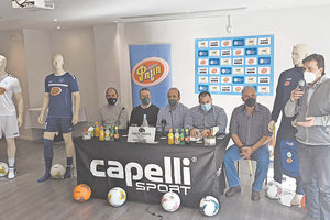 Ο κ. Συριγωνάκης με τους παράγοντες της ΕΠΣΗ και της εταιρείας στην εκδήλωση