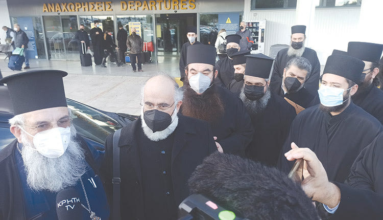 Ο νέος Αρχιεπίσκοπος Κρήτης λίγο πριν πετάξει  από το αεροδρόμιο Ηρακλείου 
