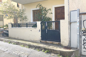 Το σπίτι του Αρχιεπισκόπου βρίσκεται μία ανάσα από την Αρχιεπισκοπή και τον Μητροπολιτικό Ναό του Αγίου Μηνά 