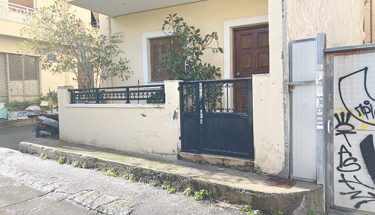 Το σπίτι του Αρχιεπισκόπου βρίσκεται μία ανάσα από την Αρχιεπισκοπή και τον Μητροπολιτικό Ναό του Αγίου Μηνά 