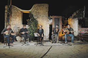 Στα φτωχικά καλντερίμια και τις μουσικές του Λάκκου