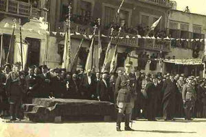 ΦΩΤΟΗΜΕΡΑΣ: Ρέθυμνο 1937. Ο Βασιλιάς Γεώργιος ο Β’ παρακολουθεί την παρέλαση που γίνεται ενώπιόν του.