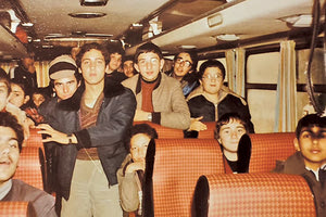 Η εκδρομή στο μοναστήρι Δεν θα μπορούσαν βέβαια να μην κυκλοφορήσουν πολλές φωτογραφίες από τα παιδικά χρόνια του νέου Αρχιεπισκόπου.