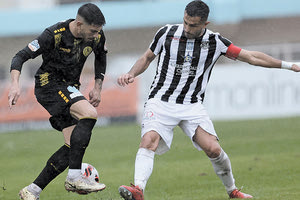 O σκόρερ του Εργοτέλη Κωνστανάσιος με αντίπαλο τον Χιντζίδη