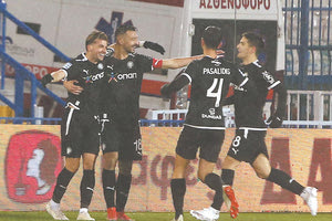 Ο Λάμπρου πανηγυρίζει μαζί με τους συμπαίκτες του στο χθεσινό ματς