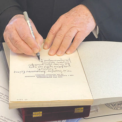 Η αφιέρωση του Παναγιότατου στο βιβλίο που είχε συγγράψει ο ίδιος το 1970 ως αρχιμανδρίτης και το οποίο βρήκε σε παλαιοπωλείο ο Ευγένιος 