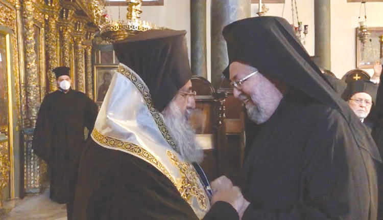 Η υποδοχή στο Φανάρι ήταν θερμή στον Αρχιεπίσκοπο Κρήτης. Στην φωτό ο Μητροπολίτης Πριγκιποννήσων κ. Δημήτριος ασπάζεται τον Άγιο Κρήτης, υπό το βλέμμα του Οικουμενικού Πατριάρχη 