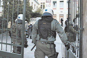 «Ντου» στην ΑΣΟΕΕ και 6 συλλήψεις