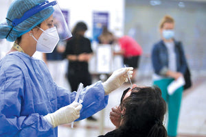 Συγκρατημένα αισιόδοξοι, καθώς υπάρχει μεγάλη διασπορά της “Όμικρον”, είναι οι ειδικοί