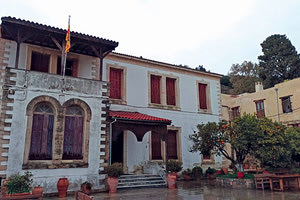 Η σύμβαση για την υλοποίηση του έργου συντήρησης και αποκατάστασης του Ηγουμενείου της ιστορικής ιεράς Μονής Αγίου Γεωργίου Επανωσήφη, προϋπολογισμού 1.407.000,00 €, υπεγράφη χθες από τον περιφερειάρχη Κρήτης Σταύρο Αρναουτάκη. Η υπογραφή της σύμβασης από τον περιφερειάρχη και τον εκπρόσωπο της αναδόχου εταιρείας «Α.Τ.Ε.Σ.Ε. Α.Ε.» Ανδρέα Κατσαρό έγινε στην Ιερά Μονή παρουσία του ηγουμένου κ. Βαρθολομαίου, αδελφών της Μονής, του αντιπεριφερειάρχη της Π.Ε Ηρακλείου Νίκου Συριγωνάκη, του εντεταλμένου περιφερειακού συμβούλου Πολιτισμού Κώστα Φασουλάκη, του δημάρχου Αρχανών Αστερουσίων Μανόλη Κοκοσάλη, του διευθυντή της Αναπτυξιακής Ηρακλείου Γ. Μαυρογιάννη και των υπηρεσιακών στελεχών της Διεύθυνσης Τεχνικών Έργων της ΠΕ Ηρακλείου Χαράς Τριαματάκη και Άννας Ροβίθη. Το έργο συγχρηματοδοτείται από το Ευρωπαϊκό Ταμείο Περιφερειακής Ανάπτυξης (ΕΤΠΑ) είναι ενταγμένο στο Περιφερειακό Πρόγραμμα «Κρήτη 2014-2020» και αναμένεται να ολοκληρωθεί τον Ιούλιο του 2023. Στην αναγκαιότητα υλοποίησης του συγκεκριμένου έργου αλλά και στη σημαντικότητα του στη διάσωση και ανάδειξη της Ιστορίας και του Πολιτισμού μας αναφέρθηκαν σε δηλώσεις τους ο περιφερειάρχης Κρήτης Σταύρος Αρναουτάκης και ο ηγούμενος κ. Βαρθολομαίος, επισημαίνοντας το ιστορικό, θρησκευτικό, πολιτιστικό, αρχιτεκτονικό ενδιαφέρον της Μονής. Παράλληλα, ο κ. Βαρθολομαίος ευχαρίστησε θερμά τον περιφερειάρχη Σταύρο Αρναουτάκη για την αποτελεσματική του συμβολή στη δρομολόγηση και υλοποίηση του συγκεκριμένου έργου, όπως και τους συνεργάτες του, τον κ. Φασουλάκη κ.ά. Η ιστορική Μονή και το Ηγουμενείο Η Μονή Αγίου Γεωργίου Επανωσήφη είναι ένα από τα πιο σπουδαία προσκυνήματα της Κρήτης, τόσο λόγω του ενδιαφέροντος που παρουσιάζει ως αρχιτεκτονικό σύνολο, όσο και λόγω της σημαντικής ιστορικής του πορείας. Η ίδρυσή της τοποθετείται στα χρόνια της Ενετοκρατίας (τέλη 16ου - αρχές 17ου αιώνα), ενώ κατά την εποχή της Τουρκοκρατίας είχε ιδιαίτερη ανάπτυξη. Το Ηγουμενείο βρίσκεται στο δυτικό τμήμα της κεντρικής αυλής του μοναστηριού, απέναντι από την είσοδο του Καθολικού. Πρόκειται για ένα επιβλητικό διώροφο κτήριο των αρχών του 20ού αιώνα με στοιχεία αστικής αρχιτεκτονικής. Το Ηγουμενείο είναι ένα από τα πιο αξιόλογα κτίσματα της μονής. Το επιβλητικό λόγω της κεντρικής του θέσης, του μεγέθους του και του μνημειακού του χαρακτήρα, κτήριο παρουσιάζει ιδιαίτερο ενδιαφέρον για τη μελέτη, αφενός της αρχιτεκτονικής του μοναστηριού αφετέρου της κρητικής αστικής αρχιτεκτονικής των αρχών του 20ού αιώνα. Η αξία του κτηρίου είναι ακόμη μεγαλύτερη δεδομένου ότι δεν έχει υποστεί νεότερες επεμβάσεις που να έχουν αλλοιώσει την αρχική μορφή του, ενώ το αντικείμενο του έργου είναι η στερέωση και αποκατάσταση του παλαιού Ηγουμενείου της Ιεράς Μονής Αγ. Γεωργίου Επανωσήφη του Δήμου Αρχανών Αστερουσίων.