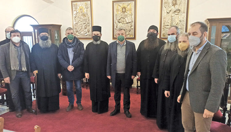 Η σύμβαση για την υλοποίηση του έργου συντήρησης και αποκατάστασης του Ηγουμενείου της ιστορικής ιεράς Μονής Αγίου  Γεωργίου Επανωσήφη, προϋπολογισμού 1.407.000,00 €, υπεγράφη χθες από τον περιφερειάρχη Κρήτης Σταύρο Αρναουτάκη. Η υπογραφή της σύμβασης από τον περιφερειάρχη και τον εκπρόσωπο της αναδόχου εταιρείας «Α.Τ.Ε.Σ.Ε. Α.Ε.» Ανδρέα Κατσαρό έγινε στην Ιερά Μονή   παρουσία του ηγουμένου κ.  Βαρθολομαίου, αδελφών της Μονής, του αντιπεριφερειάρχη της Π.Ε Ηρακλείου Νίκου Συριγωνάκη, του εντεταλμένου περιφερειακού συμβούλου Πολιτισμού Κώστα Φασουλάκη, του δημάρχου Αρχανών  Αστερουσίων Μανόλη Κοκοσάλη, του διευθυντή της Αναπτυξιακής Ηρακλείου Γ. Μαυρογιάννη και  των υπηρεσιακών στελεχών της Διεύθυνσης Τεχνικών Έργων της ΠΕ Ηρακλείου Χαράς Τριαματάκη και Άννας Ροβίθη. Το έργο συγχρηματοδοτείται από το Ευρωπαϊκό Ταμείο Περιφερειακής Ανάπτυξης (ΕΤΠΑ) είναι ενταγμένο στο Περιφερειακό Πρόγραμμα «Κρήτη 2014-2020» και αναμένεται να ολοκληρωθεί τον Ιούλιο του 2023. Στην αναγκαιότητα υλοποίησης του συγκεκριμένου έργου αλλά και στη σημαντικότητα του στη διάσωση και ανάδειξη της Ιστορίας και του Πολιτισμού μας αναφέρθηκαν σε δηλώσεις τους ο περιφερειάρχης Κρήτης Σταύρος Αρναουτάκης και ο ηγούμενος κ. Βαρθολομαίος, επισημαίνοντας το ιστορικό, θρησκευτικό, πολιτιστικό, αρχιτεκτονικό ενδιαφέρον της Μονής. Παράλληλα, ο κ. Βαρθολομαίος ευχαρίστησε θερμά τον περιφερειάρχη Σταύρο Αρναουτάκη για την αποτελεσματική του συμβολή στη δρομολόγηση και υλοποίηση του συγκεκριμένου έργου, όπως και τους συνεργάτες του, τον κ. Φασουλάκη κ.ά. Η ιστορική Μονή  και το Ηγουμενείο  Η Μονή Αγίου Γεωργίου Επανωσήφη είναι ένα από τα πιο σπουδαία προσκυνήματα της Κρήτης, τόσο λόγω του ενδιαφέροντος που παρουσιάζει ως αρχιτεκτονικό σύνολο, όσο και λόγω της σημαντικής ιστορικής του πορείας. Η ίδρυσή της τοποθετείται στα χρόνια της Ενετοκρατίας (τέλη 16ου - αρχές 17ου αιώνα), ενώ κατά την εποχή της Τουρκοκρατίας είχε ιδιαίτερη ανάπτυξη. Το Ηγουμενείο βρίσκεται στο δυτικό τμήμα της κεντρικής αυλής του μοναστηριού, απέναντι από την είσοδο του Καθολικού. Πρόκειται για ένα επιβλητικό διώροφο κτήριο των αρχών του 20ού αιώνα με στοιχεία αστικής αρχιτεκτονικής. Το Ηγουμενείο είναι ένα από τα πιο αξιόλογα κτίσματα της μονής. Το επιβλητικό λόγω της κεντρικής του θέσης, του μεγέθους του και του μνημειακού του χαρακτήρα, κτήριο παρουσιάζει ιδιαίτερο ενδιαφέρον για τη μελέτη, αφενός της αρχιτεκτονικής του μοναστηριού αφετέρου της κρητικής αστικής αρχιτεκτονικής των αρχών του 20ού αιώνα. Η αξία του κτηρίου είναι ακόμη μεγαλύτερη δεδομένου ότι δεν έχει υποστεί νεότερες επεμβάσεις που να έχουν αλλοιώσει την αρχική μορφή του, ενώ το αντικείμενο του έργου είναι η στερέωση και αποκατάσταση του παλαιού Ηγουμενείου της Ιεράς Μονής Αγ. Γεωργίου Επανωσήφη του Δήμου Αρχανών Αστερουσίων. 