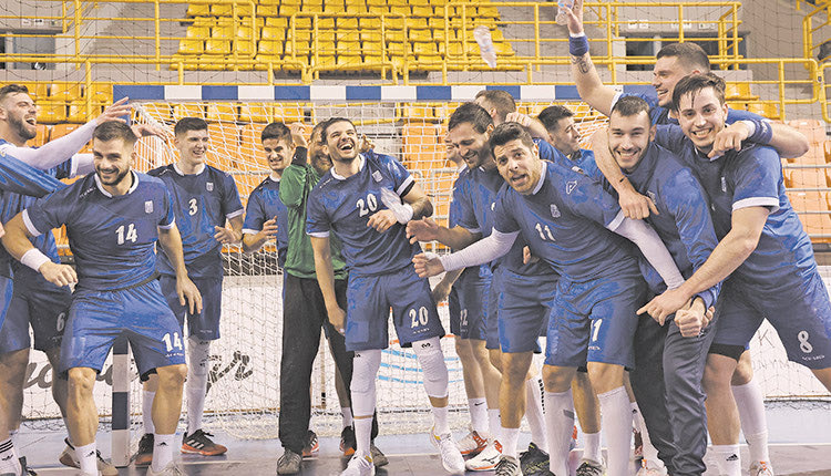 Οι παίκτες της Εθνικής πανηγυρίζουν τη μεγάλη νίκη τους