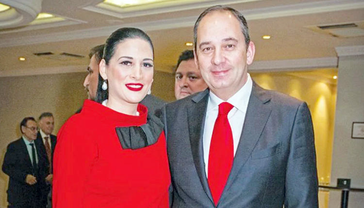 Η σύζυγος του υπουργού Ναυτιλίας Γιάννη Πλακιωτάκη μπορεί να είναι αφοσιωμένη στο σπίτι και στον γιο της από τον πρώτο της γάμο, αλλά κάνει και τις επιχειρήσεις της