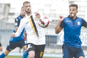 Ο Κόλα (αριστερά) σε προσπάθειά του από το χθεσινό ματς