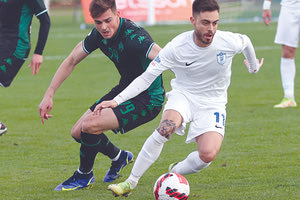 Ο Αποστολίδης (δεξιά) από το παιχνίδι του Σαββάτου