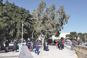 Η αναμονή δοκιμάζει τις αντοχές και την υπομονή του κόσμου