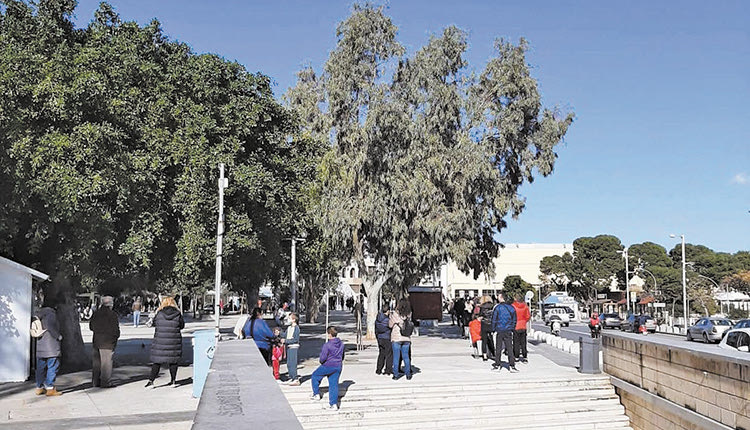 Η αναμονή δοκιμάζει τις αντοχές και την υπομονή του κόσμου