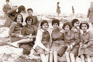 ΣΤΟ ΝΕΟ ΗΜΕΡΟΛΟΓΙΟ ΤΟΥ ΜΟΡΦΩΤΙΚΟΥ ΕΚΠΟΛΙΤΙΣΤΙΚΟΥ ΣΥΛΛΟΓΟΥ Παλαινές παρέες με φόντο το Αβδού