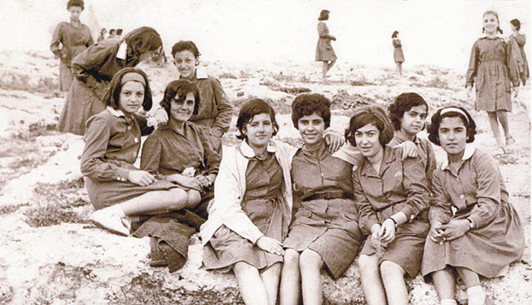 ΣΤΟ ΝΕΟ ΗΜΕΡΟΛΟΓΙΟ ΤΟΥ ΜΟΡΦΩΤΙΚΟΥ ΕΚΠΟΛΙΤΙΣΤΙΚΟΥ ΣΥΛΛΟΓΟΥ Παλαινές παρέες με φόντο το Αβδού