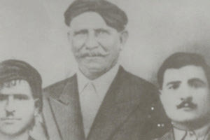 Ο Γεώργιος Μαυρόκωστας από το Καλό Χωριό Μονοφατσίου και οι δύο γιοί του, Βασίλης και Νίκος