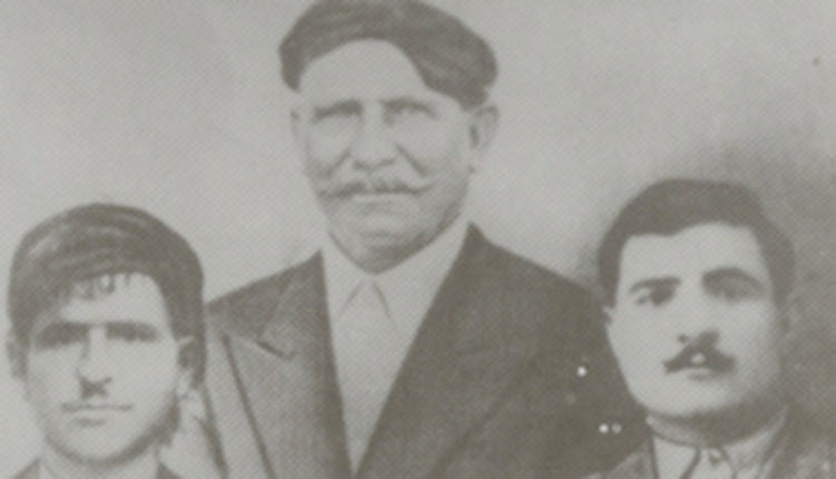 Ο Γεώργιος Μαυρόκωστας από το Καλό Χωριό Μονοφατσίου και οι δύο γιοί του, Βασίλης και Νίκος