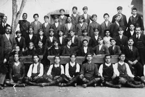 ΦΩΤΟΗΜΕΡΑΣ: Μαθητές του Γυμνασίου Νεάπολης το 1925. Αριστερά ο γυμνασιάρχης Νικ. Γραμματικάκης