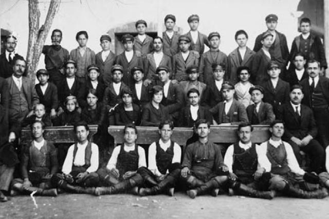 ΦΩΤΟΗΜΕΡΑΣ: Μαθητές του Γυμνασίου Νεάπολης το 1925. Αριστερά ο γυμνασιάρχης Νικ. Γραμματικάκης