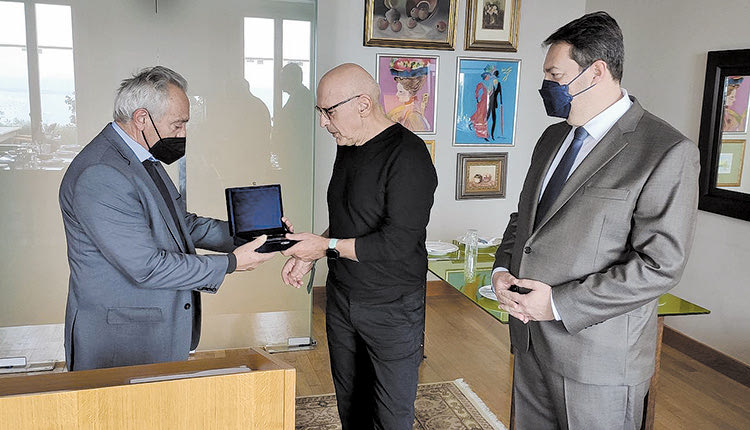 ΕΝΑ ΣΥΝΘΕΤΟ ΕΡΓΟ ΤΟΥ ΜΕΤΑΤΡΕΠΕΤΑΙ ΣΕ ΤΟΙΧΟΓΡΑΦΙΑ ΓΙΑ ΜΙΑ ΣΥΓΧΡΟΝΗ ΠΟΛΗ Το Χρυσό Κλειδί του Λιμένος Ηρακλείου στον Νίκο Μουρέλο 