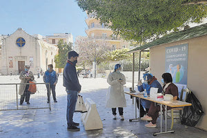Μετά τις αντιδράσεις συενχίζονται τα rapid test στην πλατεία Αγίας Αικατερίνης