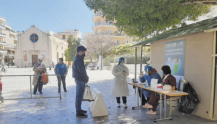 Μετά τις αντιδράσεις συενχίζονται τα rapid test στην πλατεία Αγίας Αικατερίνης