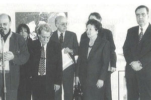 Στην φωτογραφία (σ.σ. φώτο πάνω) βλέπουμε τον Γιώργο Ανεμογιάννη, την Τιτίκα Σακλαμπάνη, τον Γιώργο Στασινάκη και υπεύθυνους του Δήμου της Σετ και του Μουσείου Paul Valéry μπροστά στα έργα του μεγάλου ζωγράφου. 