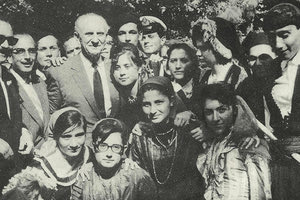 ΦΩΤΟΗΜΕΡΑΣ: Ο Γεώργιος Παπανδρέου στην Κρήτη, στον δημοτικό κήπο Ρεθύμνου το 1964. Δίπλα του ο Παύλος Βαρδινογιάννης.